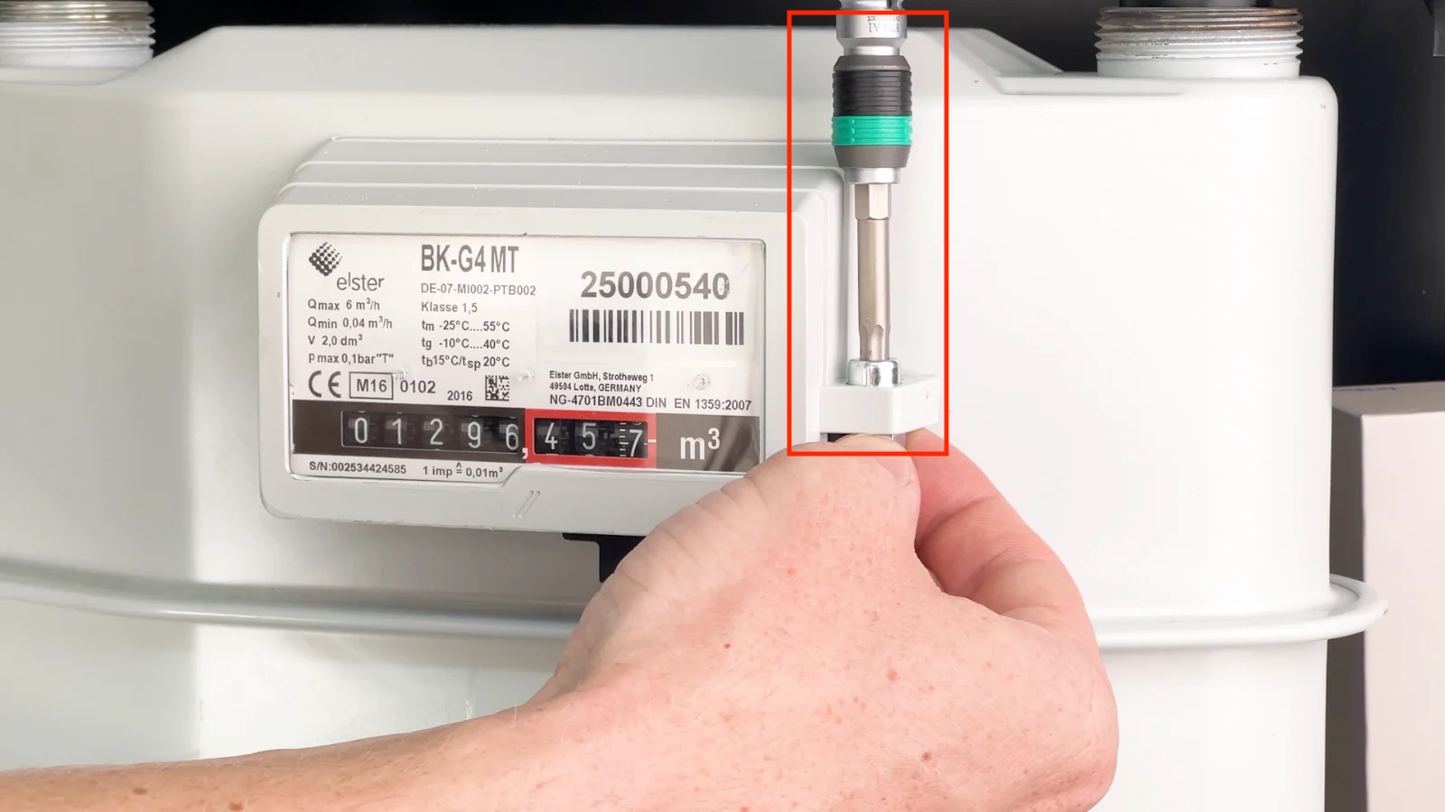 Screwing the adapter