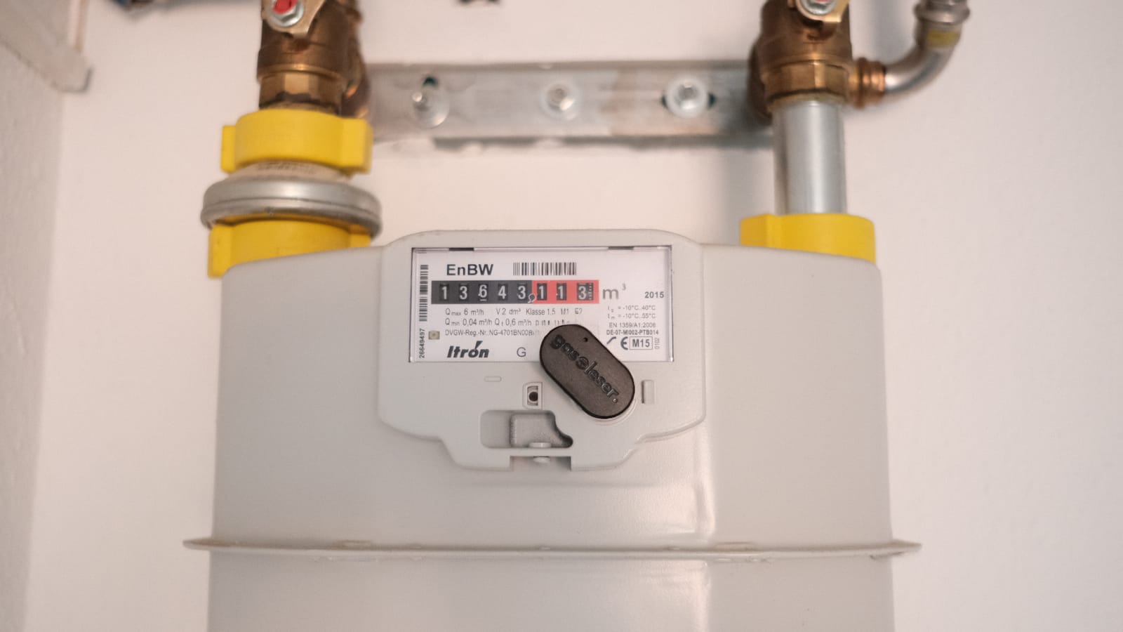 gasleser.pulse sitting in the recess of the gas meter