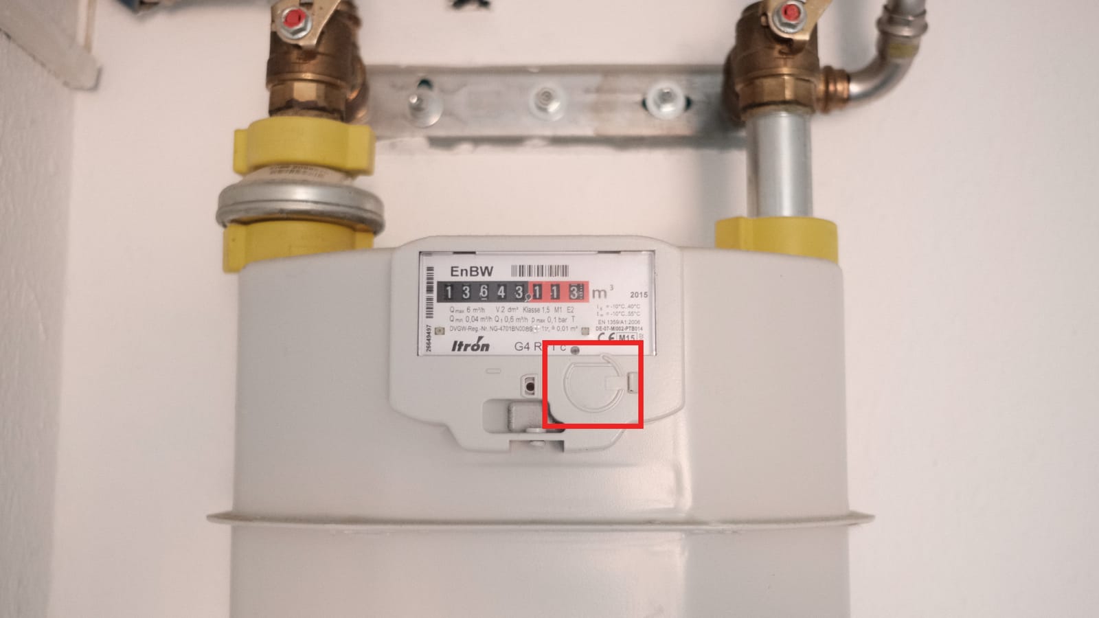 Gas meter with the mounting recess marked by a red frame